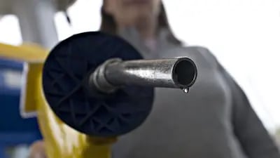 Usinas estão optando por produzir mais o biocombustível utilizado na mistura com a gasolina do que aquele que é utilizado diretamente nas bombas. O motivo é o preço mais atraente