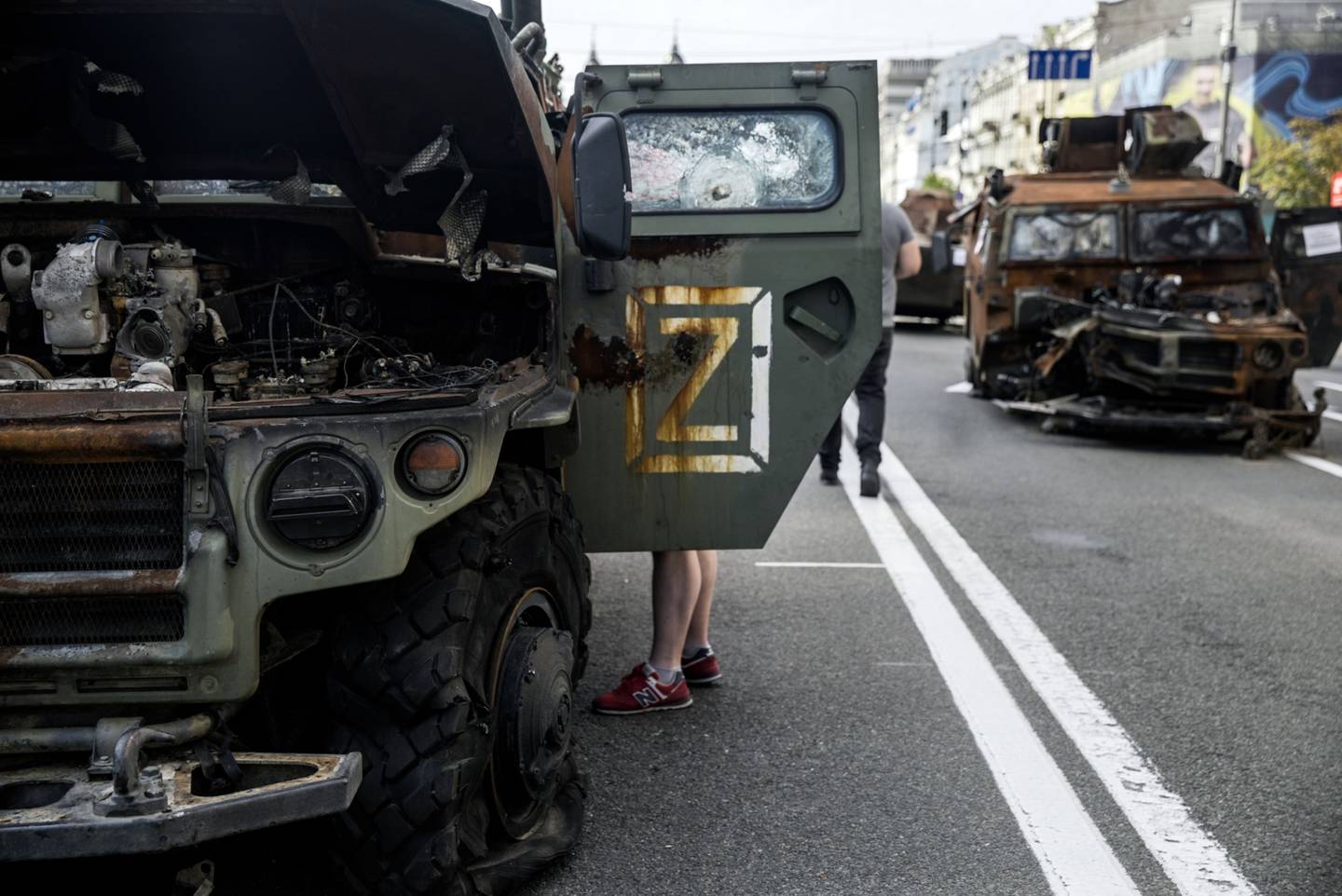 Una exhibición de equipo militar ruso destruido en la calle Khreschatyk antes del día de la Independencia, en Kyiv, Ucrania, el lunes 22 de agosto de 2022.