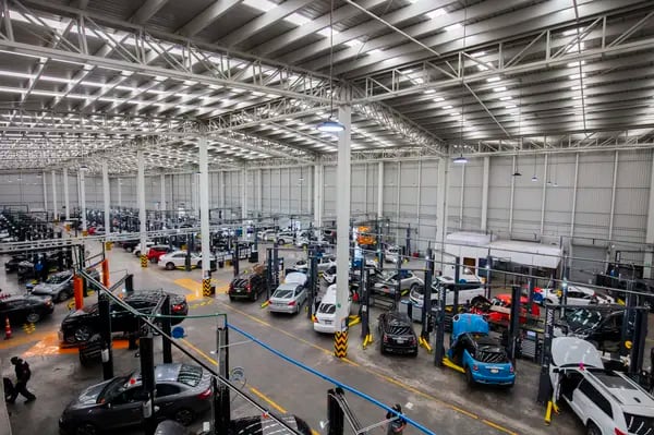 Kavak has management problems and engages in nepotism, which is affecting its efficiency and achievement of goals, according to former employees of the Mexican used-car-sales startup. Photo: Kavak's workshop in Lerma, Mexico