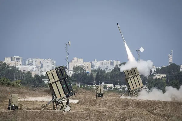 El sistema de defensa aérea Cúpula de Hierro dispara para interceptar un cohete sobre la ciudad de Ashdod el 8 de julio de 2014, en Ashdod, Israel.