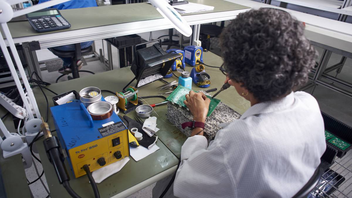 Brasileiro desafia crise de chips e abre fábrica de montagem de placas em Portugal