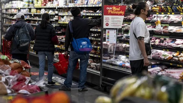 Golpeados por la inflación, consumidores globales cambian carne de res por pollodfd