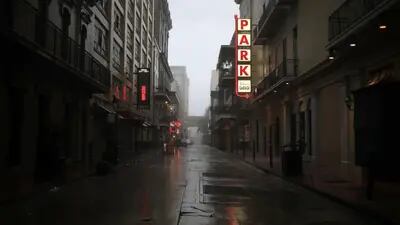 Bourbon Street fica deserta durante tempestade