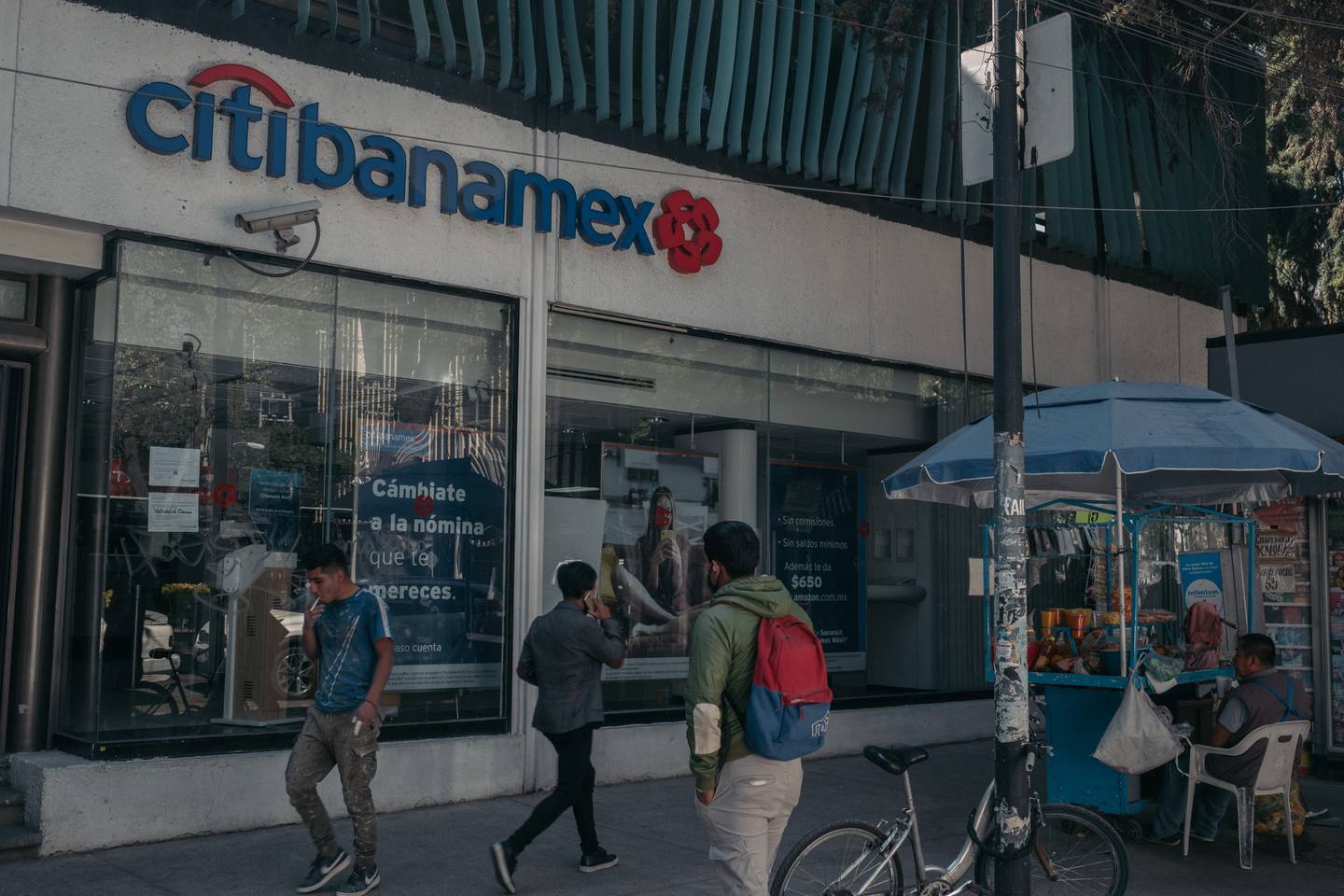 El columnista de El Financiero Darío Celis dijo que el dueño de Grupo México, Germán Larrea, se encaminaba a comprar Banamex, sin decir de dónde obtuvo la información.