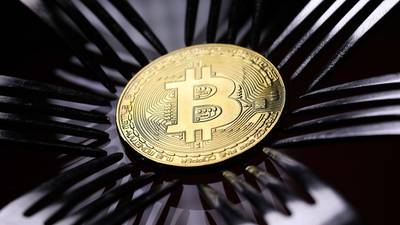 Bitcoin se hunde a mínimo de tres semanas; mercados agotan apetito por el riesgodfd