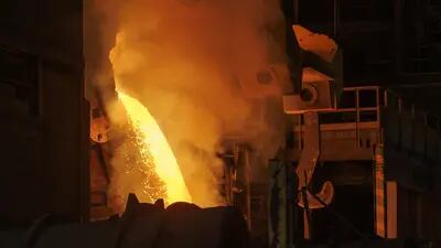El níquel mate fundido se vierte en la fundición de níquel de Vale Copper Cliff en Sudbury, Ontario, Canadá, el miércoles 1 de junio de 2022.