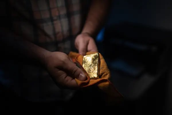 Un lingote de oro procesado en una casa de cambio de oro en Pocone, estado de Mato Grosso, Brasil.