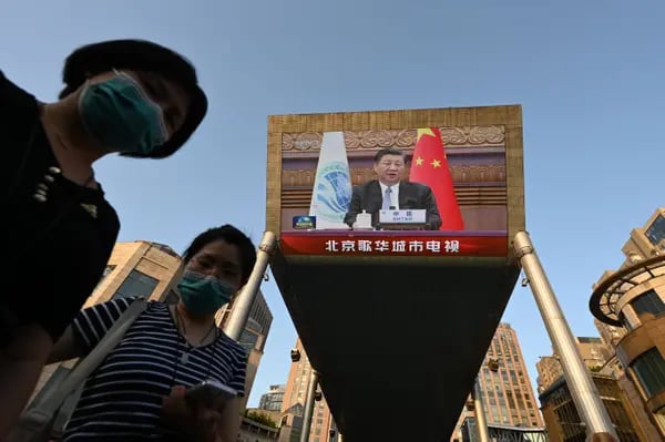 Una pantalla en Pekín muestra imágenes de Xi Jinping hablando virtualmente en la reunión de la Organización de Cooperación de Shanghai, celebrada en la India, el 4 de julio.