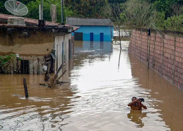Un hombre atraviesa la inundación en Itapetinga, estado de Bahía, Brasil, el 26 de diciembre.