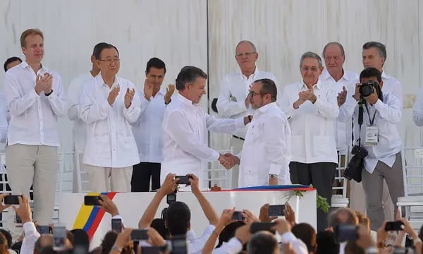 Apretón de manos del Presidente Santos y Rodrigo Londoño, jefe de las Farc, tras la firma del histórico Acuerdo Final de Paz en Cartagena.