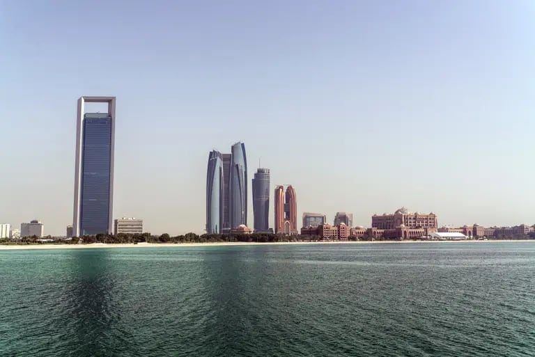 Los rascacielos de la ciudad, incluido el grupo Etihad Towers, en el centro, se alzan en el horizonte de la ciudad de Abu Dabi, Emiratos Árabes Unidos.dfd