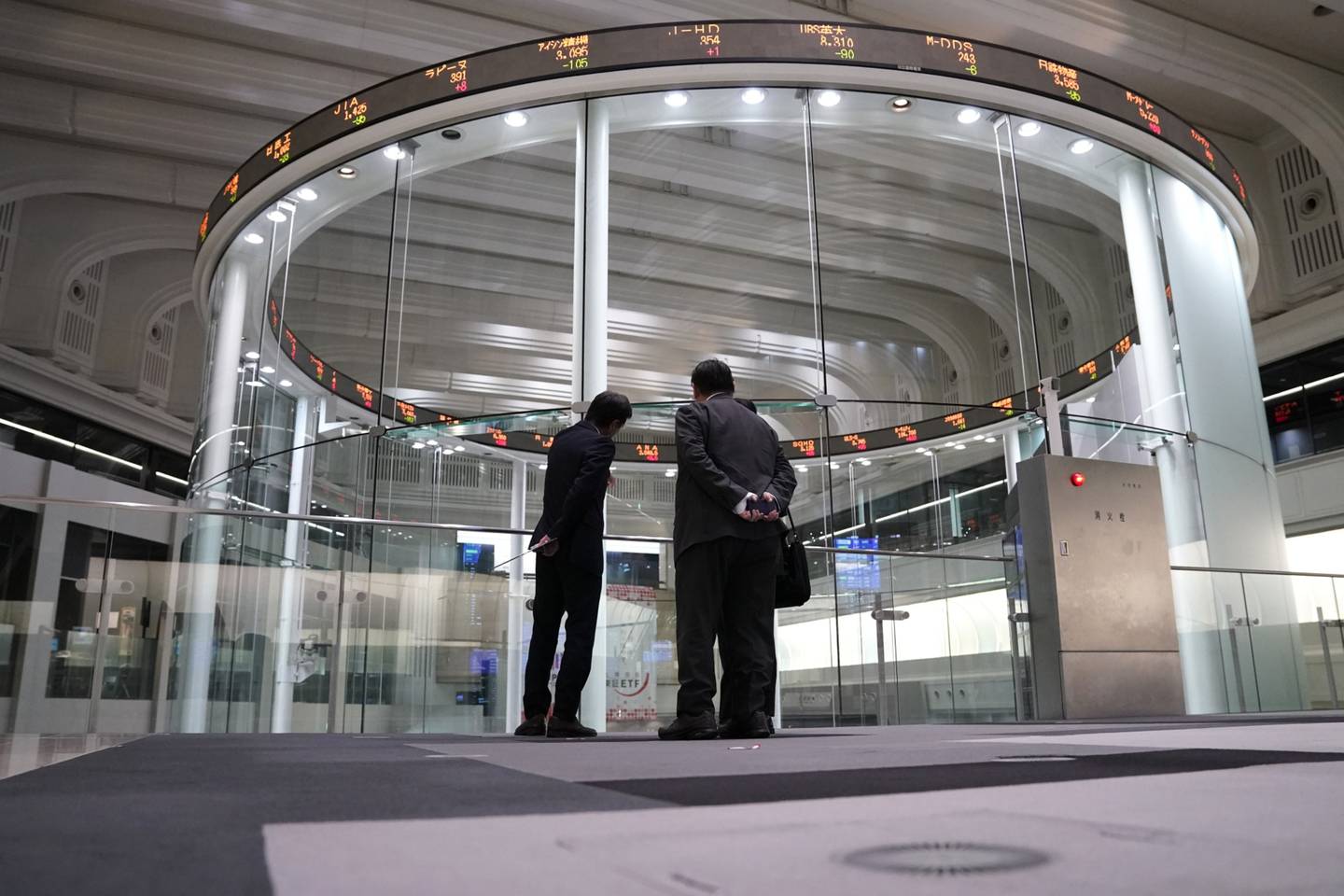 Visitantes frente a un teletipo en la Bolsa de Tokio (TSE), operada por Japan Exchange Group Inc. (JPX), en Tokio, Japón, el lunes 30 de noviembre de 2020. Fotógrafo: Toru Hanai/Bloomberg