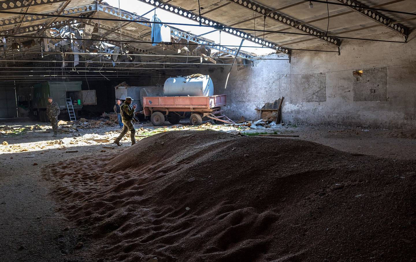 Soldados ucranianos inspeccionan un almacén de grano bombardeado por las fuerzas rusas el 6 de mayo de 2022.