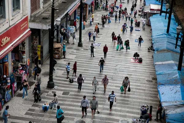 Rua de comércio em São Paulo: Expansão do consumo e do setor de serviços impulsiona a atividade