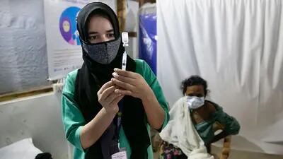 Na terça-feira, Bangladesh iniciou uma campanha de vacinação COVID-19 para refugiados Rohingya. Quase 48 mil refugiados Rohingya serão vacinados com a ajuda das agências da ONU