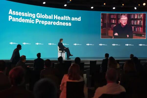Bill Gates habla durante el Bloomberg New Economy Forum.