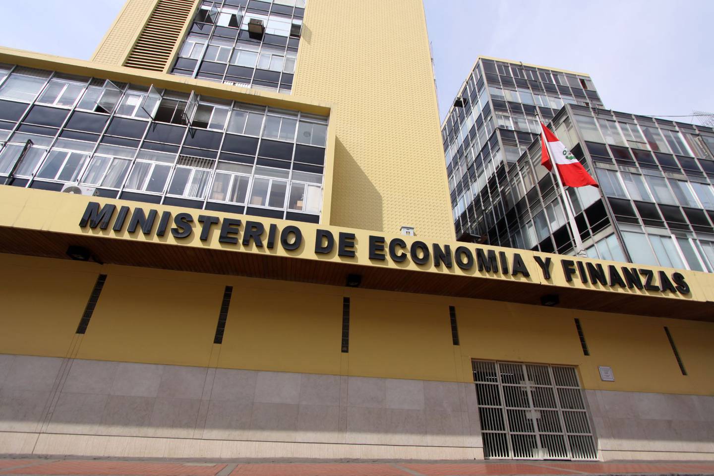Antes de que termine agosto el Ministerio de Economía y Finanzas de Perú (MEF) debe concluir el presupuesto público para el 2023. Además, pronto se emitirá el marco macroeconómico 2023 - 2026.dfd