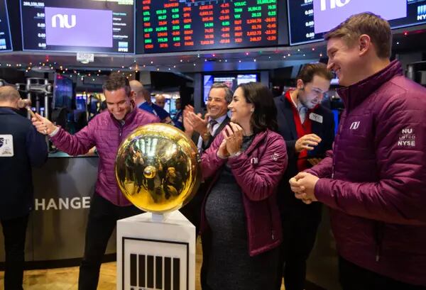 Fundadores do Nubank participam da cerimônia de toque da campainha da NYSE na estreia das ações do banco digital brasileiro em Wall Street