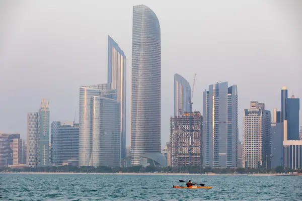 Mubadala |
Una mujer emiratí rema en canoa entre rascacielos en Abu Dabi, Emiratos Árabes Unidos,