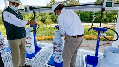 El CEO de Pemex, Octavio Romero Oropeza, verifica el llenado de cilindros de  Gas LP de la filial de Pemex, Gas Bienestar.