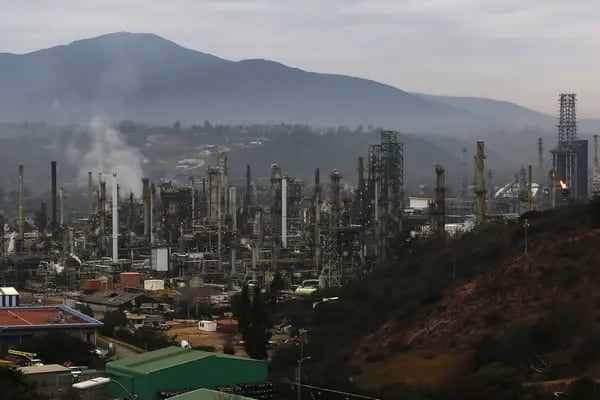 La refinería de petróleo de ENAP en un parque industrial en Puchuncaví, Chile. Fotógrafo: Marcelo Hernandez/Getty Images