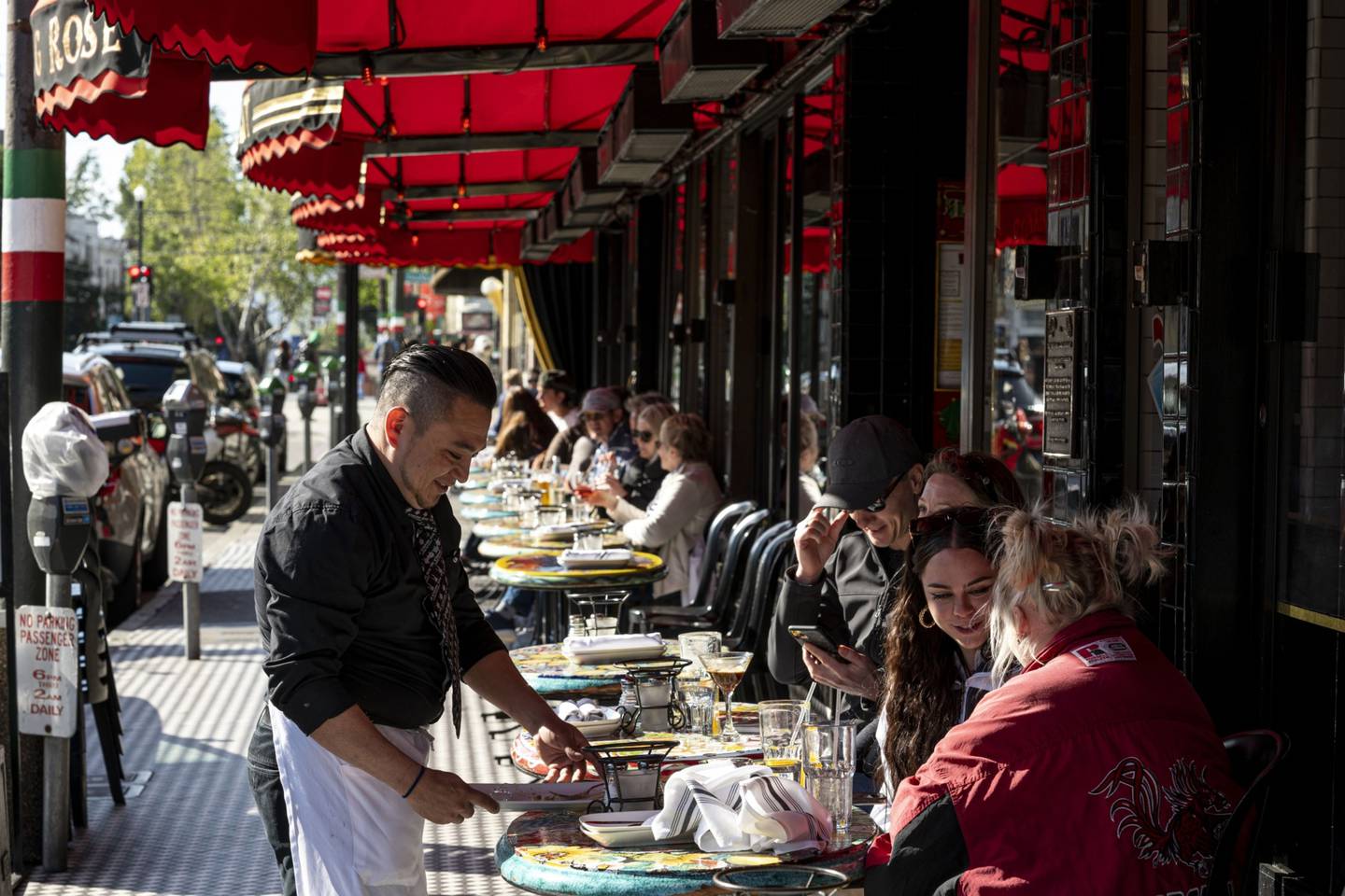 Turistas en el restaurante Stinking Rose en el distrito de North Beach de San Francisco, California, Estados Unidos, el martes 12 de abril de 2022. S