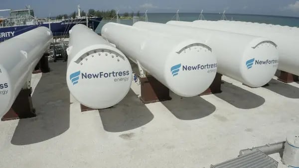 Tanques de almacenamiento de gas natural con el logo de la empresa estadounidense New Fortress Energy (Foto: New Fortress).
