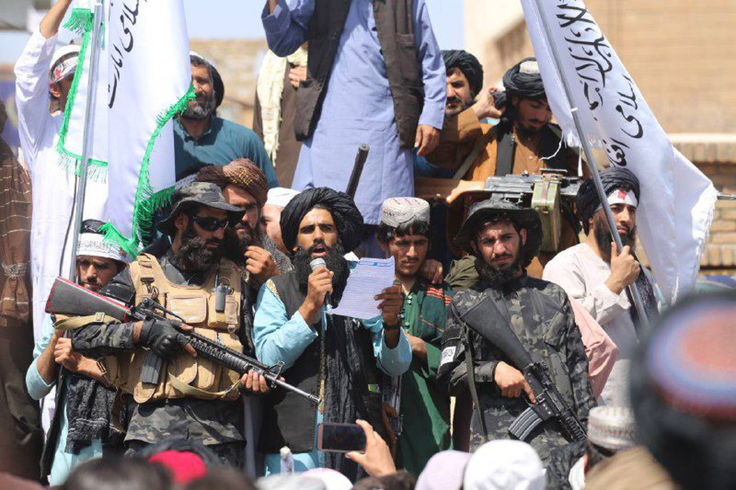 Los miembros del Talibán reunidos frente a la gobernación de Herat después de la finalización de la retirada de Estados Unidos de Afganistán.