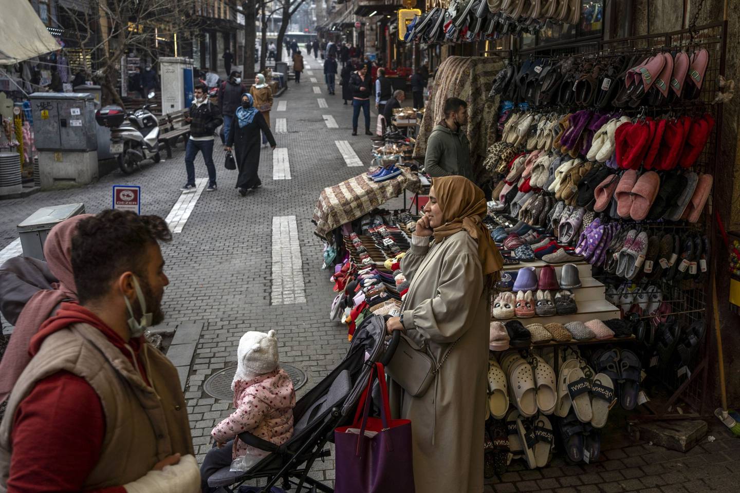 Peatones en una calle comercial en Bursa, Turquía, el martes 4 de enero de 2022. Los inversores turcos siguen aferrándose a las monedas extranjeras, lo que socava el plan del presidente Recep Tayyip Erdogan de apoyar la lira sin subir los tipos de interés. Fotógrafo: Moe Zoyari/Bloomberg