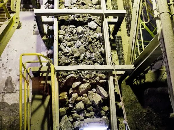 Remoción de rocas en una mina de cobre.