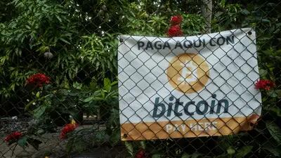 Letrero indicando que se acepta bitcoin en un local de El Salvador