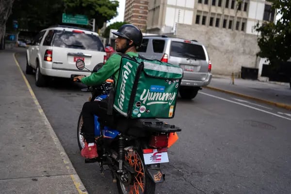 Un repartidor de Yummy en Caracas, Venezuela.