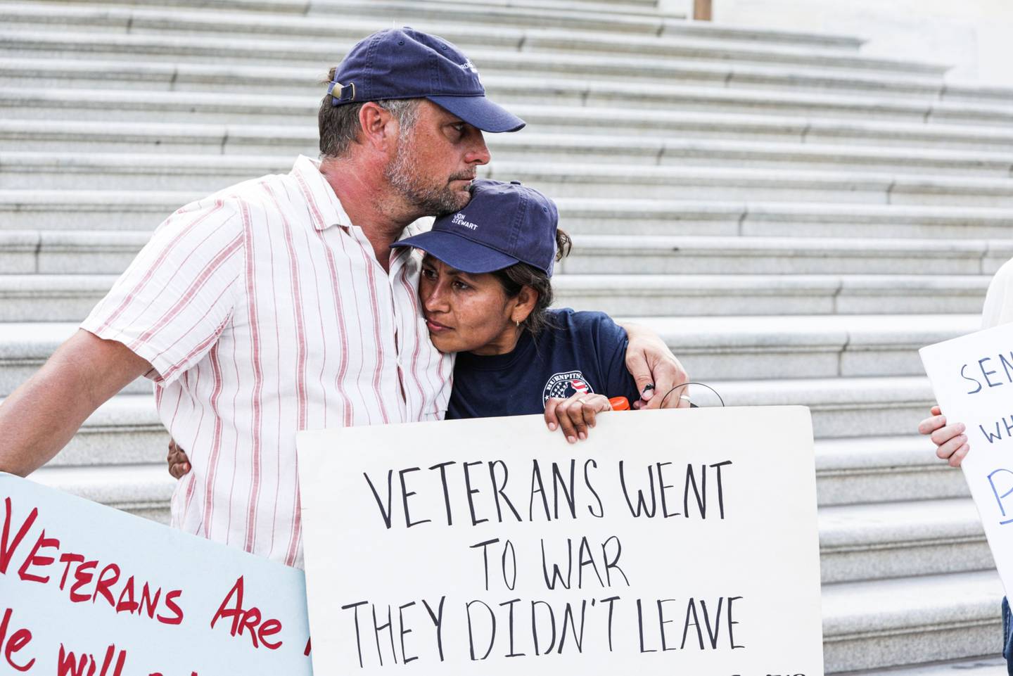 Veteranos y simpatizantes frente al Capitolio de EE.UU. durante una protesta para que los senadores aprueben la nueva legislación sobre fosas de combustión Washington, D.C., EE.UU., el lunes 1 de agosto de 2022.