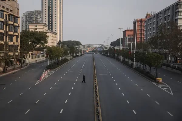 Un hombre cruza una carretera vacía el 3 de febrero de 2020 en Wuhan, provincia de Hubei, China.