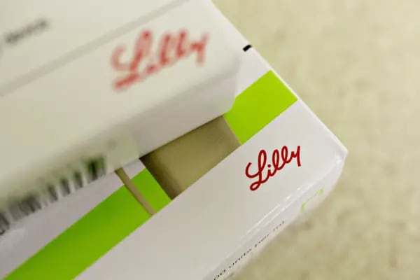 Un logotipo de Eli Lilly & Co. se ve en una caja de medicamentos de insulina en esta fotografía arreglada en una farmacia en Princeton, Illinois, EE.UU., el lunes 23 de octubre de 2017. Eli Lilly tiene previsto publicar cifras de ganancias el 24 de octubre. Fotógrafo: Daniel Acker/Bloomberg