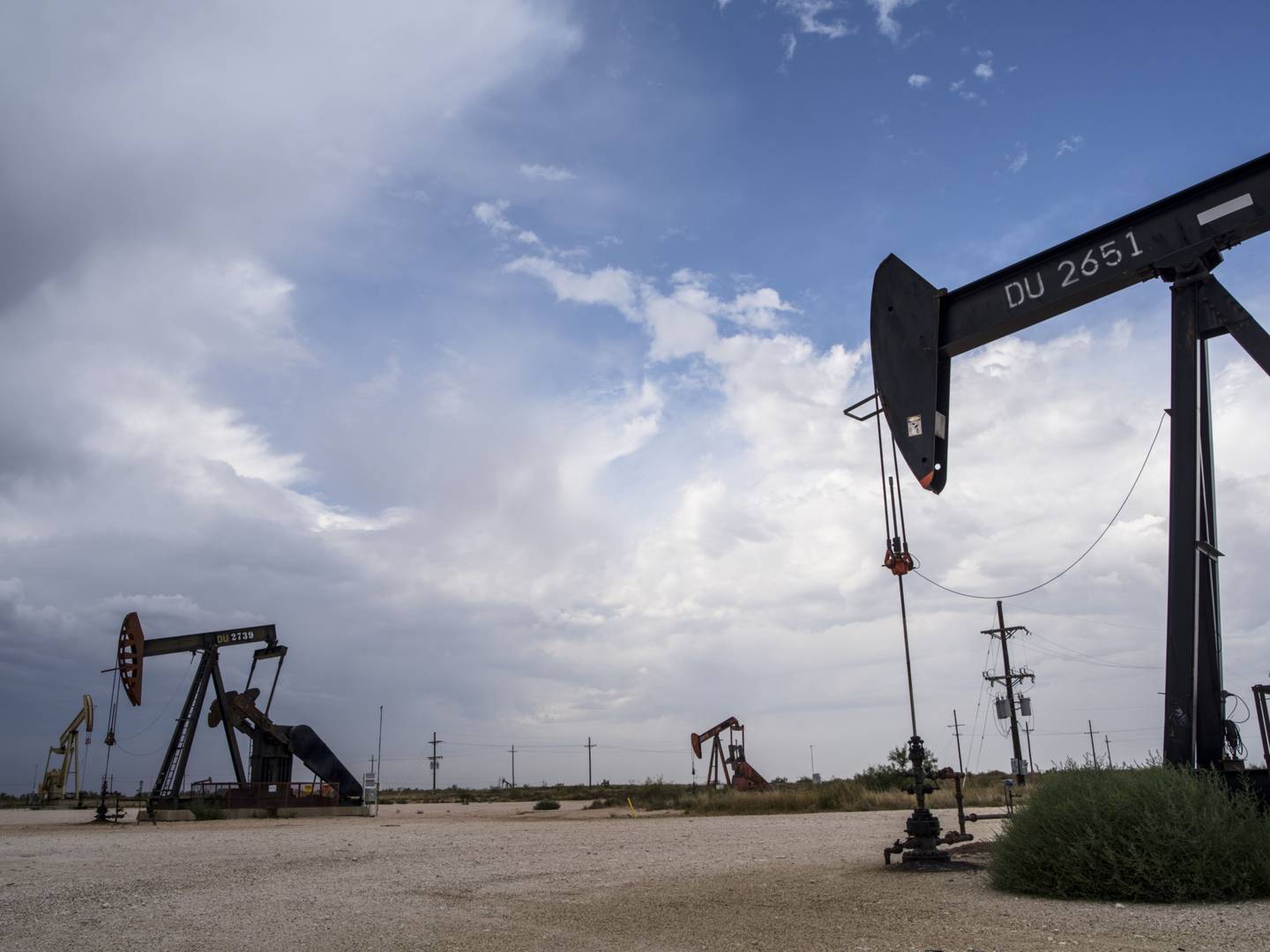 Pump jacks extract oil in Yoakum County, Texas, U.S. Photographer: Matthew Busch/Bloomberg