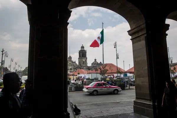 Mexican businesses have shown interest in continuing with the government's inflation pact that aims to contain the cost of basic goods by removing import barriers and curbing some food exports
and the government plans to extend it again beyond its current end date