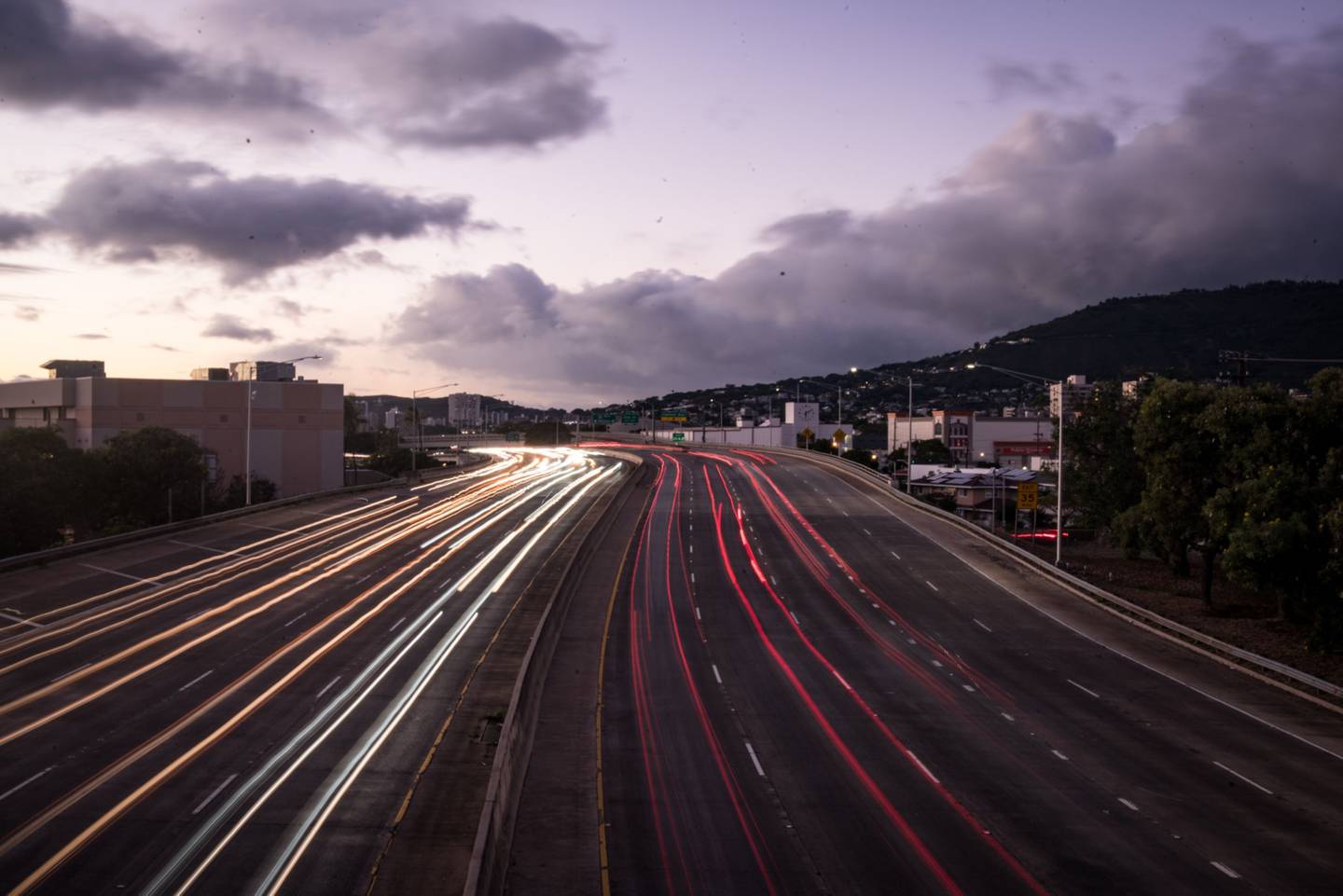 Tráfico vespertino en la autopista 1 en Honolulu, Hawai, Estados Unidos, el miércoles 27 de octubre de 2021.