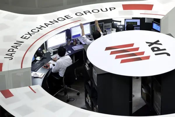 Los empleados trabajan en la Bolsa de Tokio (TSE), operada por Japan Exchange Group Inc. (JPX), en Tokio, Japón, el viernes 28 de diciembre de 2018.