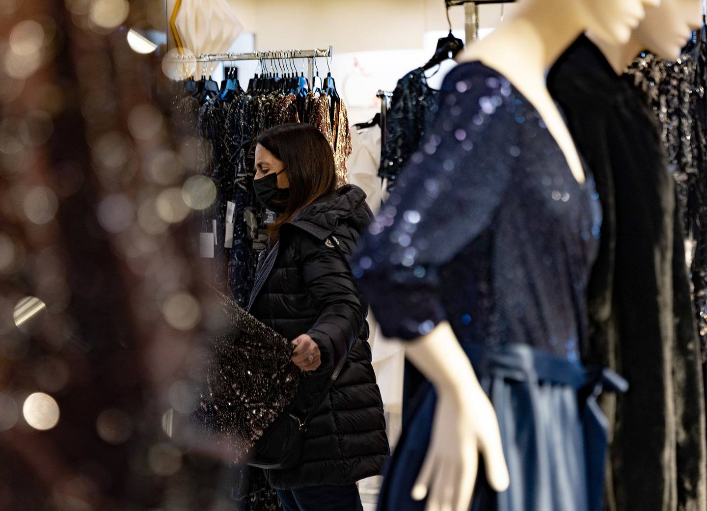 Una compradora ve vestidos a la venta en una tienda dentro de un centro comercial en King of Prussia, Pensilvania. Fotógrafo: Hannah Beier/Bloomberg