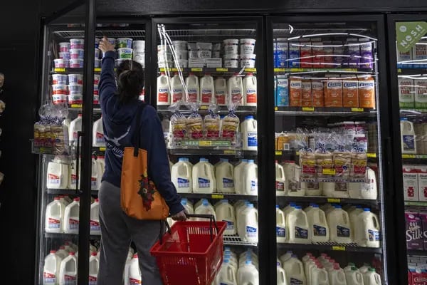 O preço de um galão de leite subiu 25% desde antes da pandemiA