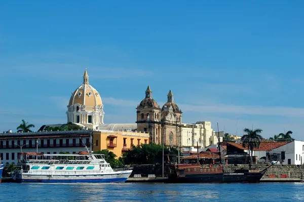 Barcos al frente del centro histórico de Cartagena, Colombia.