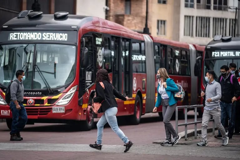 Autobuses llegan a la estación de TransMilenio en Bogotá, Colombia, el lunes 7 de febrero de 2022.dfd