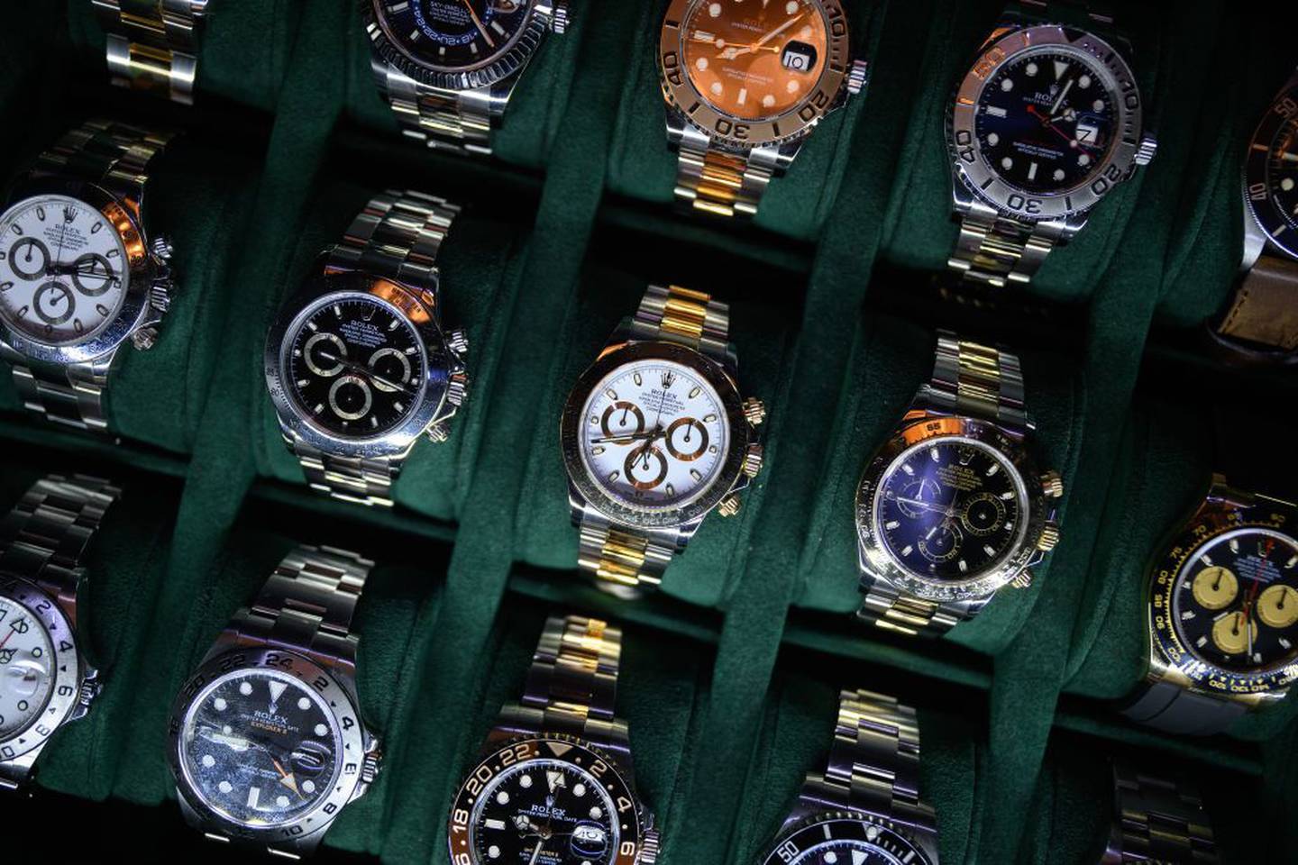 Una bandeja de relojes Rolex en el stand de un distribuidor en el London Watch Show el 19 de marzo de 2022 en Londres, Inglaterra.