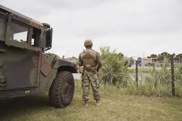 Un miembro de la Guardia Nacional vigila el río Grande mientras Greg Abbott, gobernador de Texas, no fotografiado, recorre la frontera entre EE.UU. y México a lo largo del río Grande en Eagle Pass, el lunes 23 de mayo de 2022.