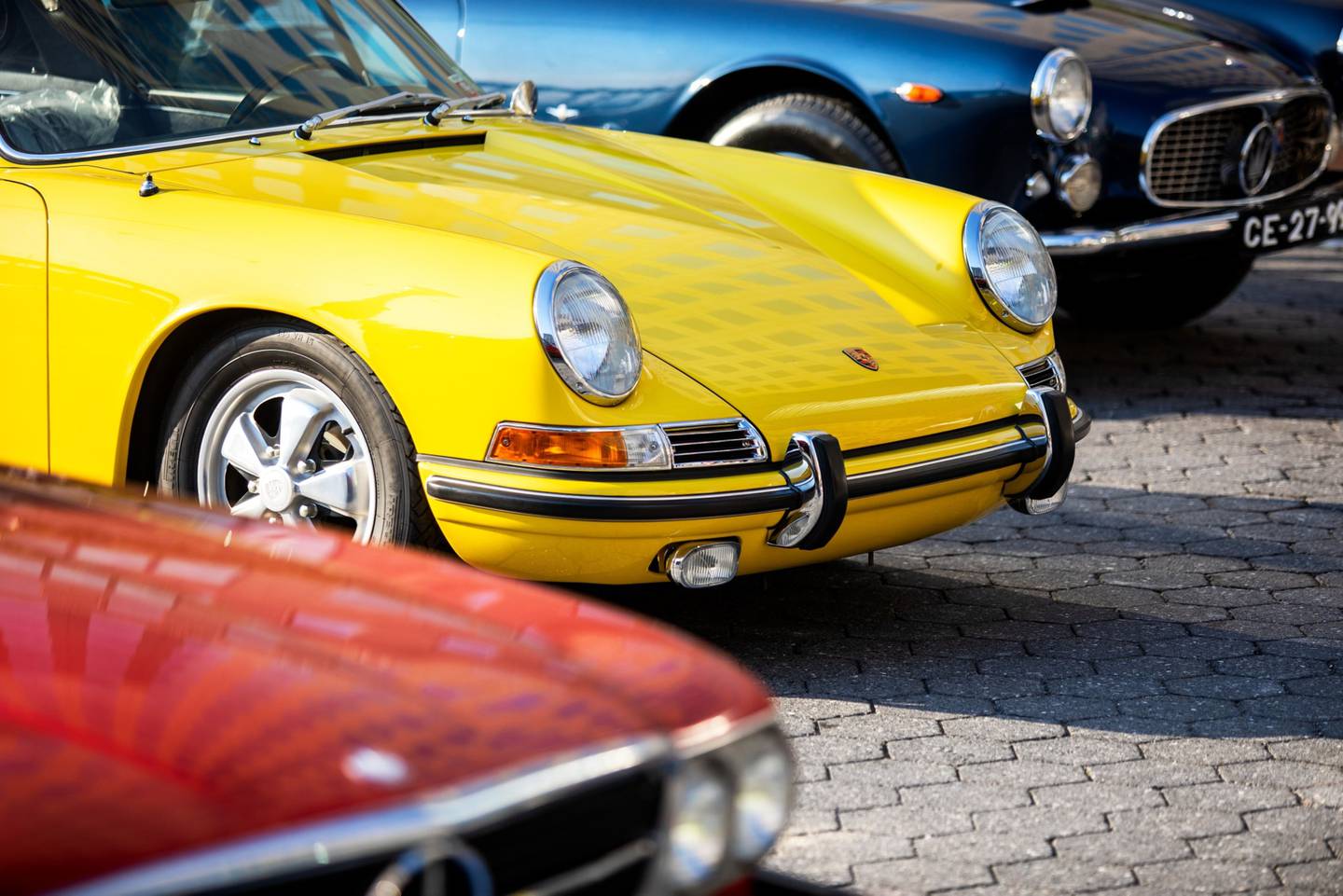 Um Porsche AG 911 (ao centro) em leilão em Nova York: carros clássicos são um dos ativos colecionáveis preferidos dos ultra-ricos