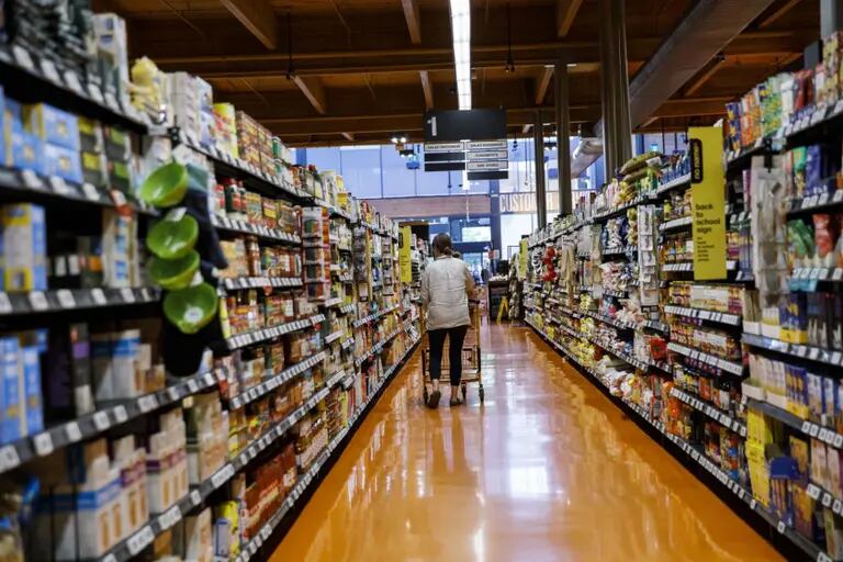 Una persona compra en un supermercado. Foto: Bloombergdfd