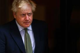 Revelan nuevas fotos de Boris Johnson en una fiesta durante la cuarentena
