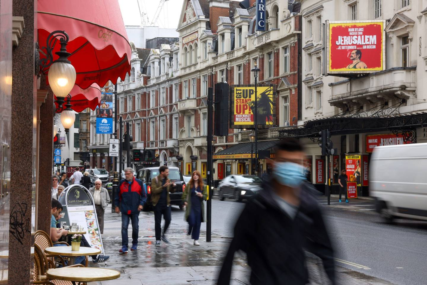 Los peatones pasan por los teatros en el distrito de West End del centro de Londres, Reino Unido, el miércoles 29 de junio de 2022.  Fotógrafo: Hollie Adams/Bloomberg