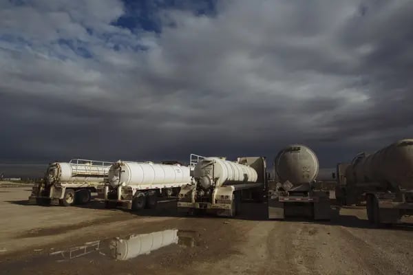 Camiones cisterna a la espera de ser enviados a los sitios de perforación en el área de la Cuenca Pérmica del Condado de Loving, Texas, Estados Unidos, el lunes 17 de diciembre de 2018.